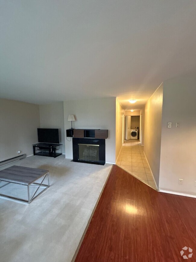 Building Photo - Fantastic 2 Bed 2 Bath Condo in the U Dist... Unit 105