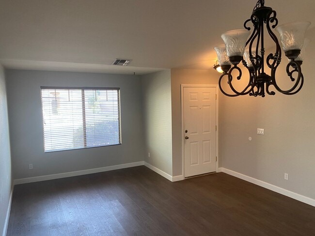 Building Photo - 3 bed 2 bath Rental