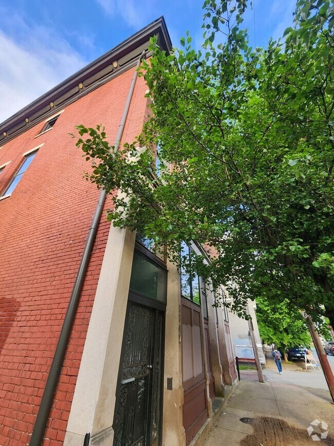 Building Photo - Light and Airy 2 bedroom 1 bathroom apartm... Unit A Rental