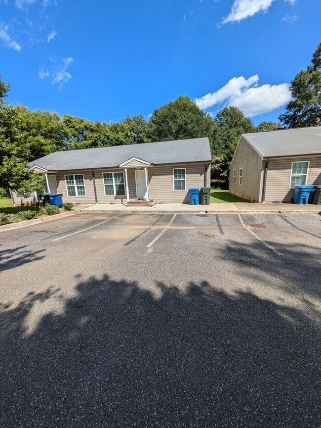 Building Photo - 3BD/2BA Unit in Hickory Rental