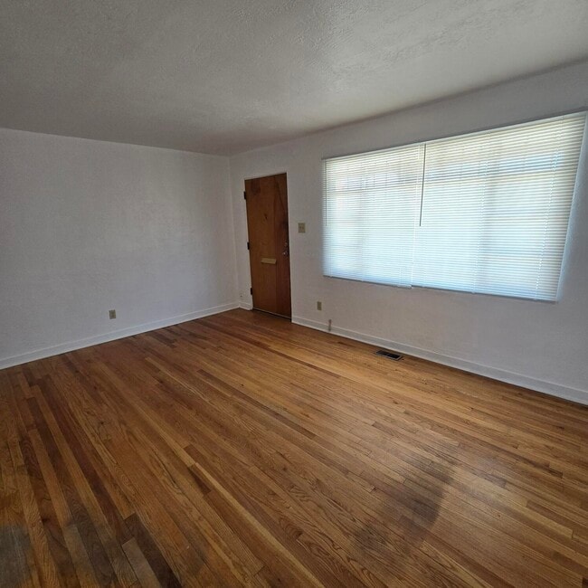 Photo - 205 Madison St NE