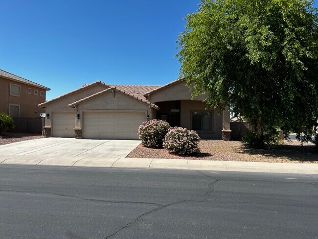 Great curb appeal - 43204 W Kramer Ln