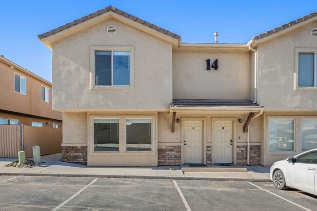 Building Photo - "Charming 3-Bed Townhouse in Cedar City with 2.5 Baths – Your Spacious 1,384 Sq Ft Retreat Awaits!" Unit #14A