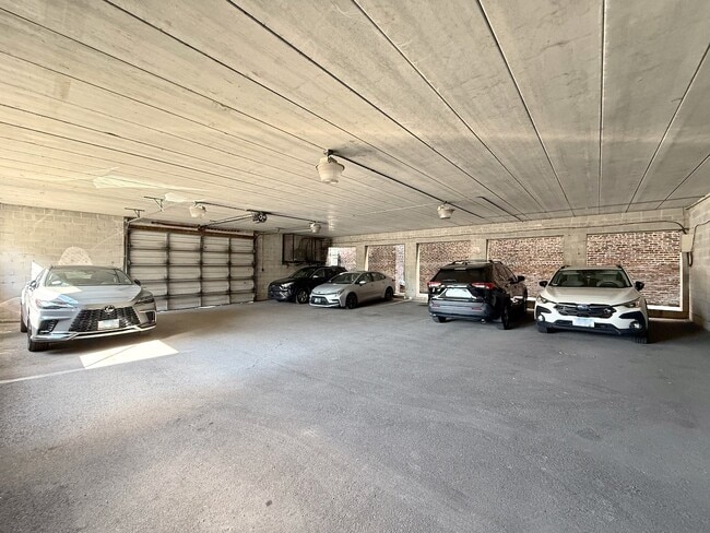 222 W 26th St Unit 205