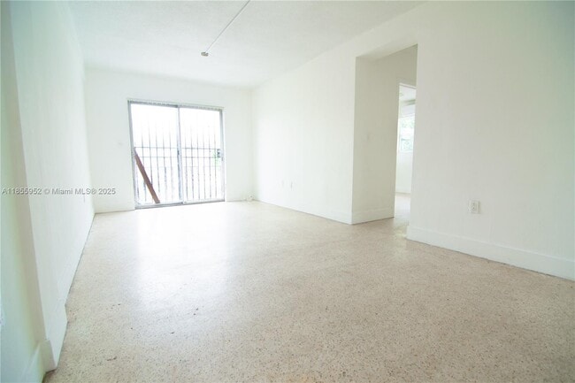Building Photo - 2000 NW 29th St Unit 10 Rental