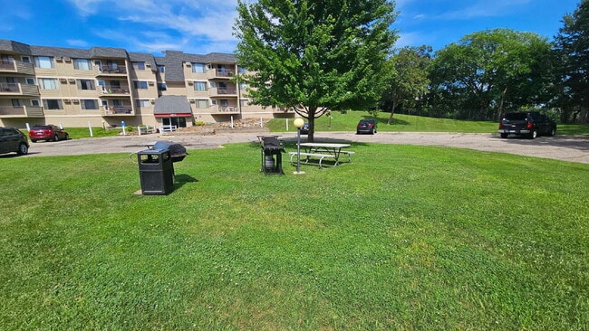 Well maintained 2-Bed 2-bath Oasis with Pool Access in Prime Bloomington Location 7-17