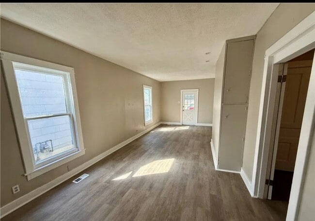 Photo - 146 S Irwin St