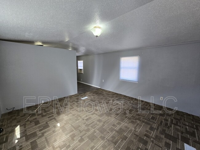 Photo - 700 W Ridgeway Ave