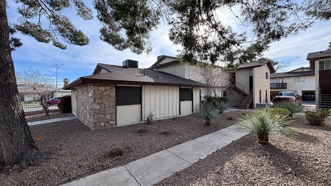 Building Photo - Great 2 bedroom 1 bath condo with a Covered Parking outdoor patio and in great Condition!