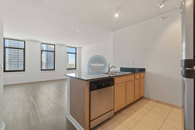 Building Photo - 373 N Desplaines St Rental