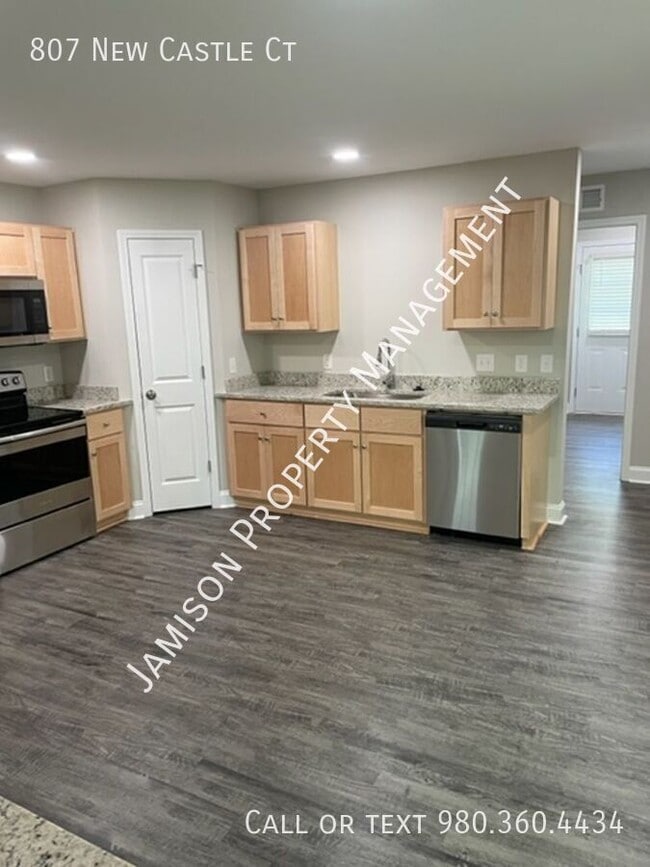 Photo - 807 New Castle Ct