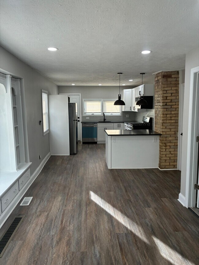 Photo - 2721 Woodbridge Ave