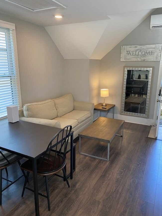 Charming 1-Bedroom Apartment Over Garage f... - Charming 1-Bedroom Apartment Over Garage f...