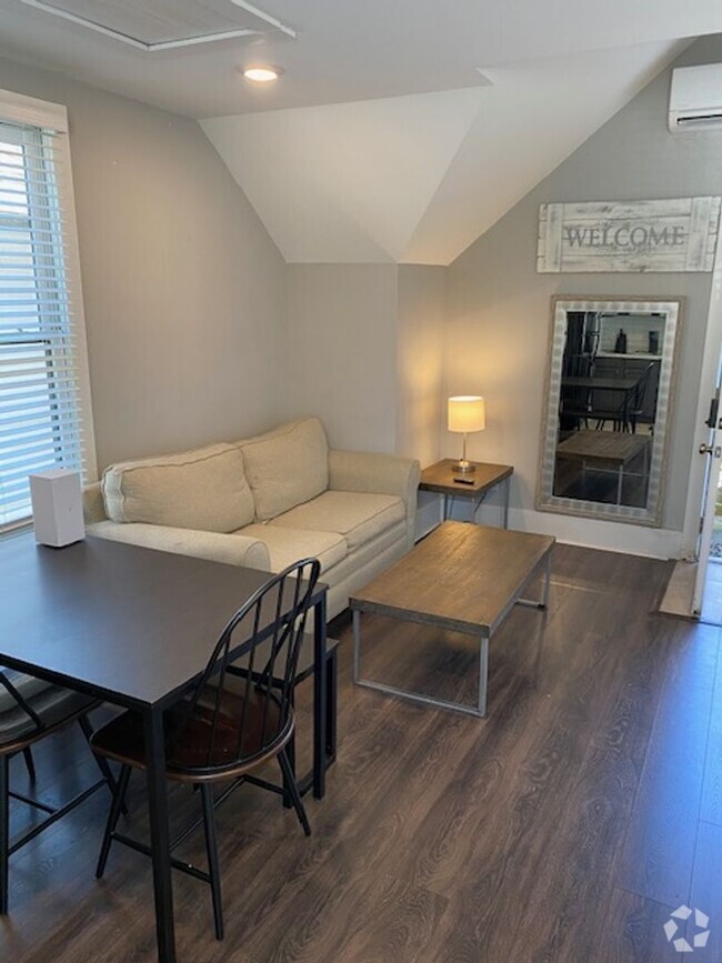 Building Photo - Charming 1-Bedroom Apartment Over Garage f...