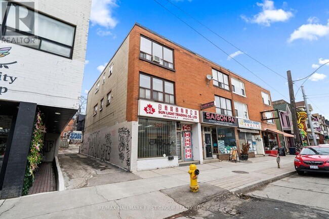 Photo - 608 Gerrard St E