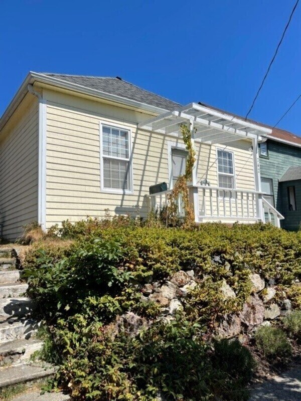 Photo - 742 N 71st St