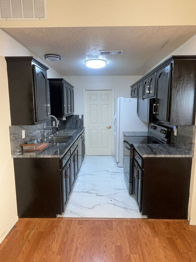 Photo - 3 Bedroom, 2 Bathroom Home! Schedule a Showing!