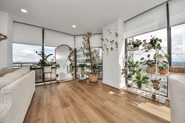 Building Photo - 14 Greenway Plz Unit 23P