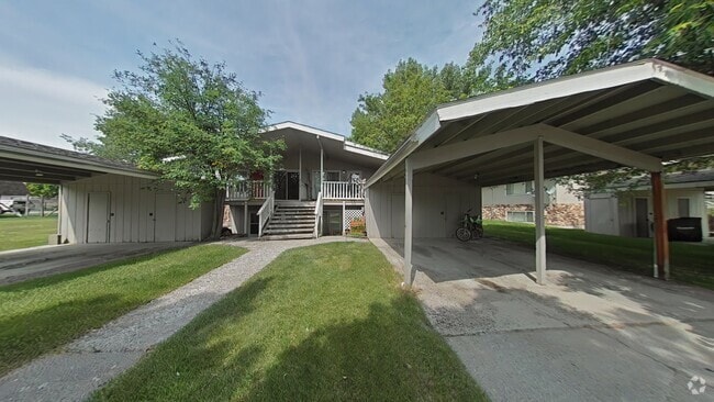 Building Photo - Spacious and charming conveniently located... Unit B Rental
