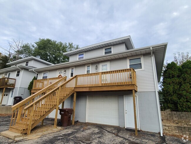 Building Photo - Two Bedroom Two Bath Multi-Level Duplex in... Rental