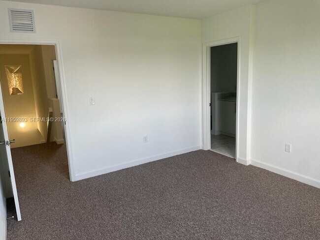 Photo - 556 NE 5th St