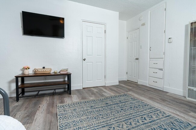 Photo - 541 Cedar St SE