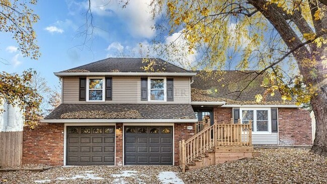 Building Photo - Beautiful Rehabbed home - 4 bed / 2 bath -9841 Melrose Drive Overland Park KS 66214 - Rent $3600