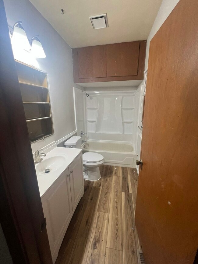 Photo - 409 E 9th St