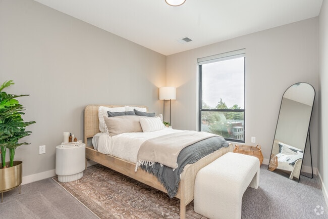 1BR, 1BA - 681SF - Bedroom - Green|House Short North