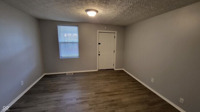 Photo - 653 Birch Ave