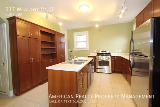 Photo - 517 Wealthy St SE