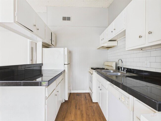 Photo - 616 W 51st St