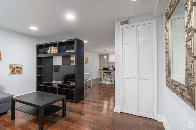 Building Photo - 724 13th St SE Unit B Rental
