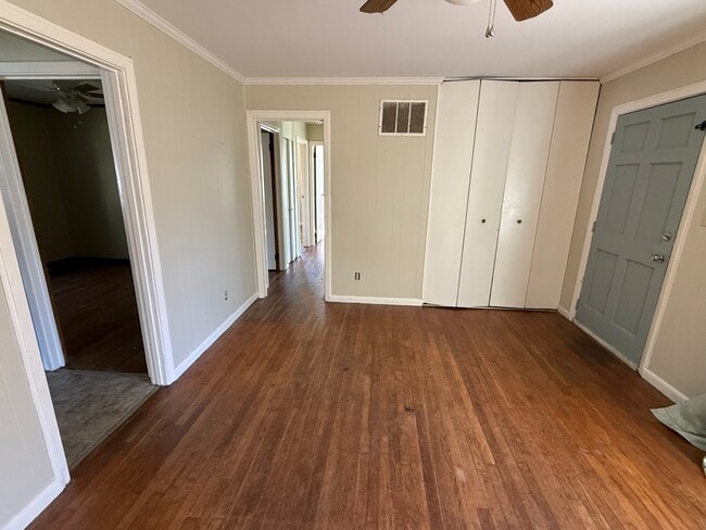 Photo - 406 Meadow Ln