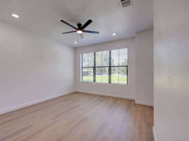Photo - 230 Brown St