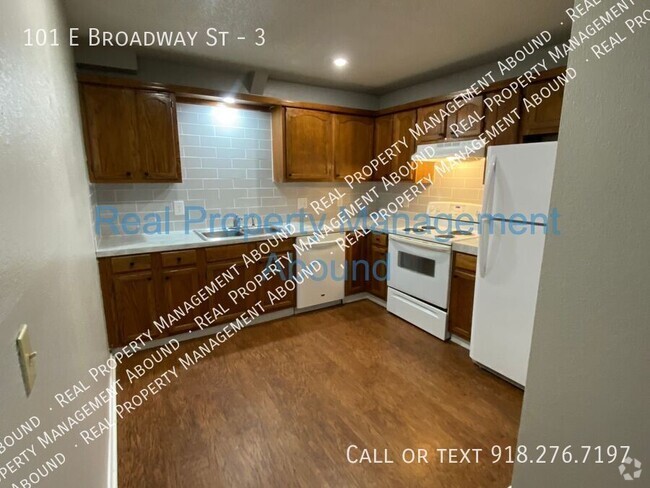 Building Photo - Prime Location 2-Bedroom, 1-Bathroom Apart... Unit 3 Rental