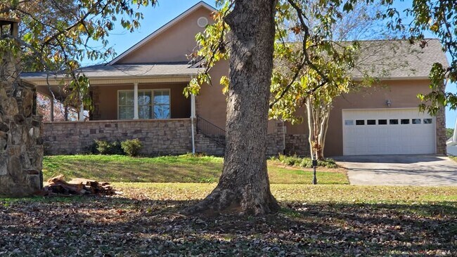 Photo - 324 Avenue of the Oaks