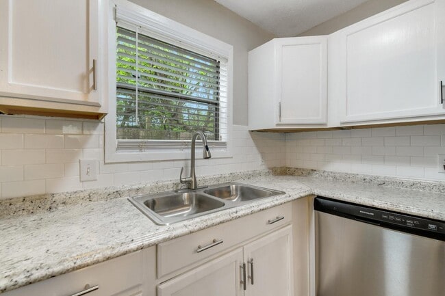 Building Photo - 1522 Broadmoor Dr