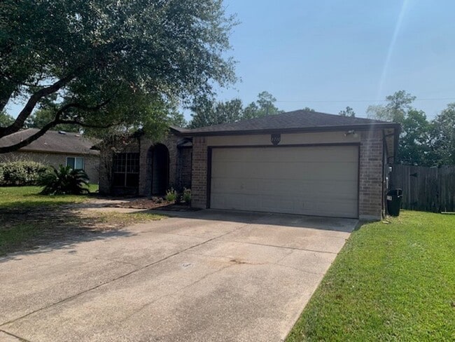 Building Photo - What a Find! 4 Bedrooms! Rental