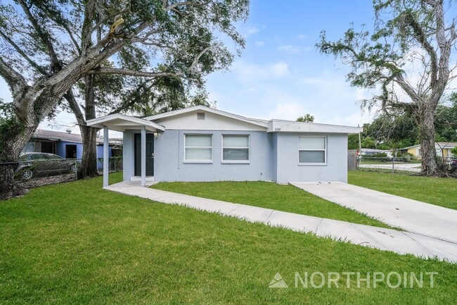 Building Photo - 3-Bedroom, 1 Bath Single Family for Rent in Tampa, FL | Fenced Backyard & Modern Kitchen