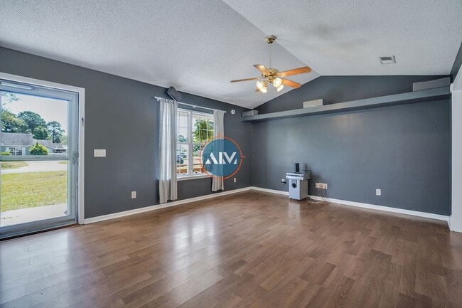 Building Photo - Beautiful 3 Bed 2 Bath Home located in his...