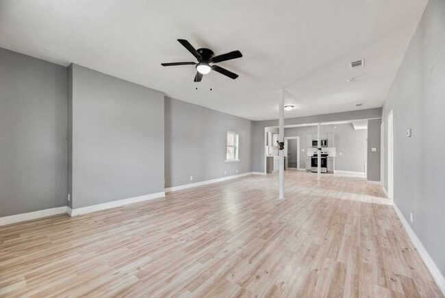 Photo - 815 N Travis St