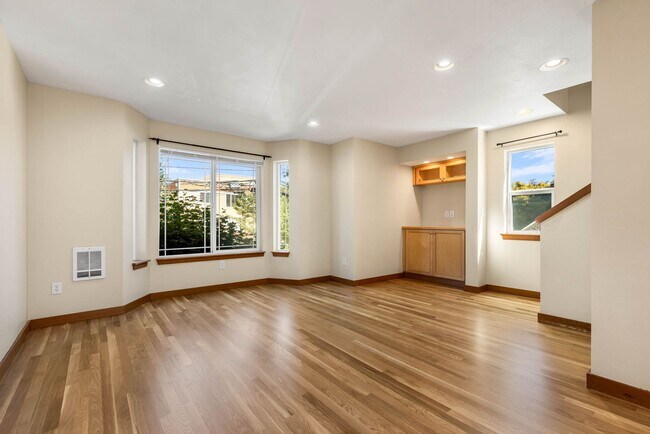 Photo - 3 bedroom/ 2.5 bathroom townhouse in Licton Springs
