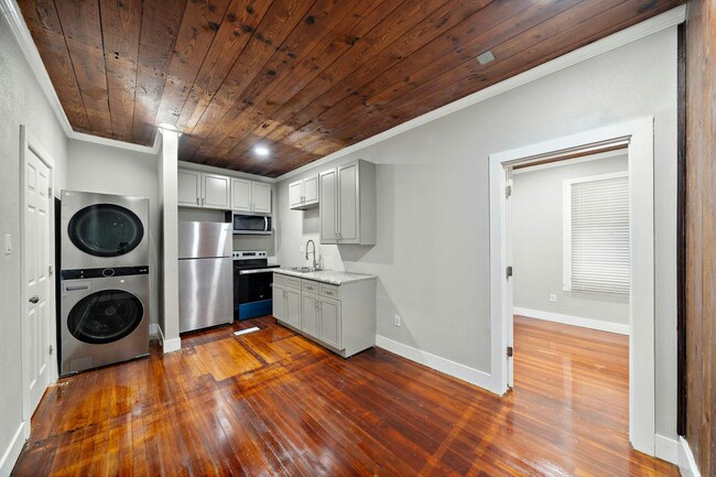 Photo - 2115 Broadway Avenue J Apartment Unit 2