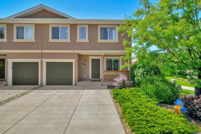 Building Photo - Updated end-unit townhouse for rent!