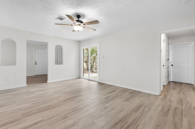 Photo - 5019 Brisbane Dr