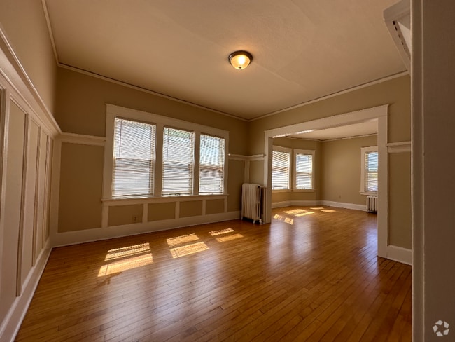 Building Photo - 1704 E Locust St Rental
