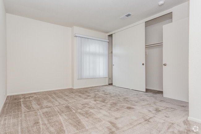 1BR, 1BA - 600-700 SF