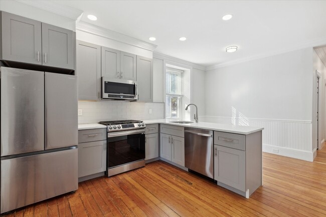 Building Photo - 75 W Ashland St Unit 1st Floor