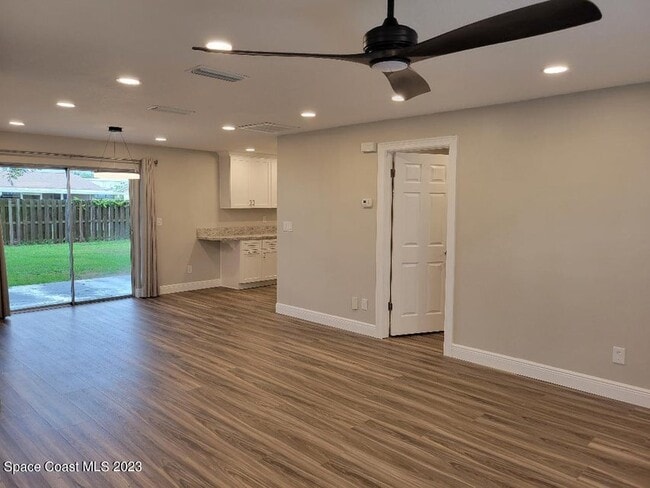 Living Area - 1570 White Cap Way